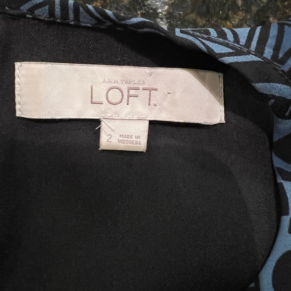 Ann Taylor LOFT Slate Blue & Black Geometric Print Shift Dress w/Scalloped Hem - Picture 2 of 15